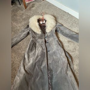 No listed size but my guess is extra small, suede and fur in great condition